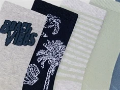 strandmotiver på 5-pak strømper i grå, grønne og blå nuancer fra Name It 13225030 light grey melange beach